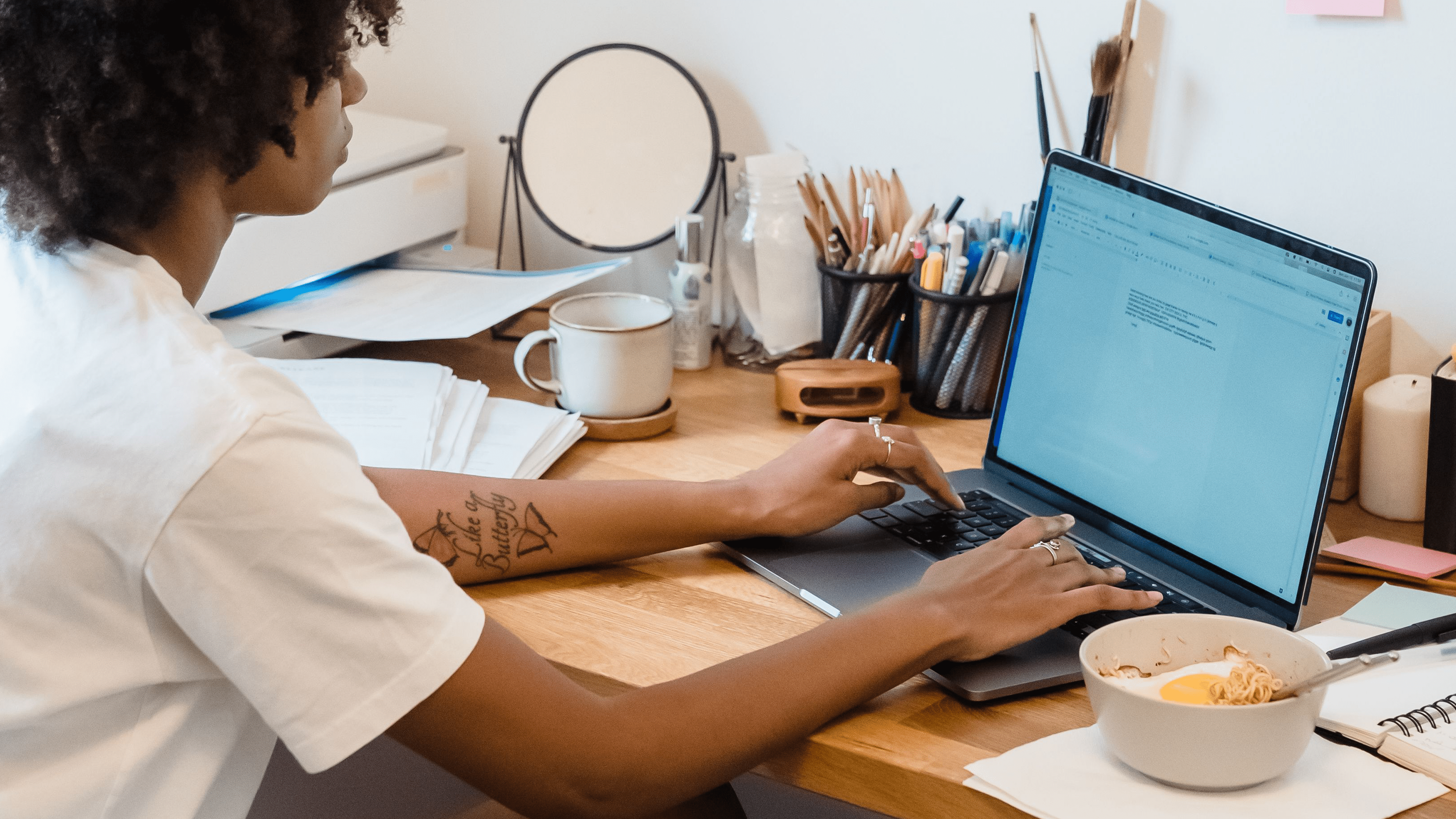 The Dorm Desk Setup That Actually Helps You Focus - VisionTek.com